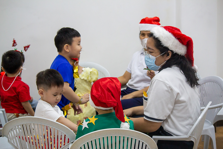 “We always want them to feel loved and also to show love to other people, especially their families. We want them to always be thankful for what they have and be content with what they have. And we want them to have peaceful connections with other people,” says nursery teacher Mary Ann Rodriguez (right, foreground).【Photo by Marella Saldonido】