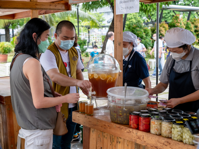 A guest buys a glass of honey lemon, a refreshing drink made of pure Zamboanga honey, natural lemon juice, and cold water. 【Photo by Daniel Lazar】