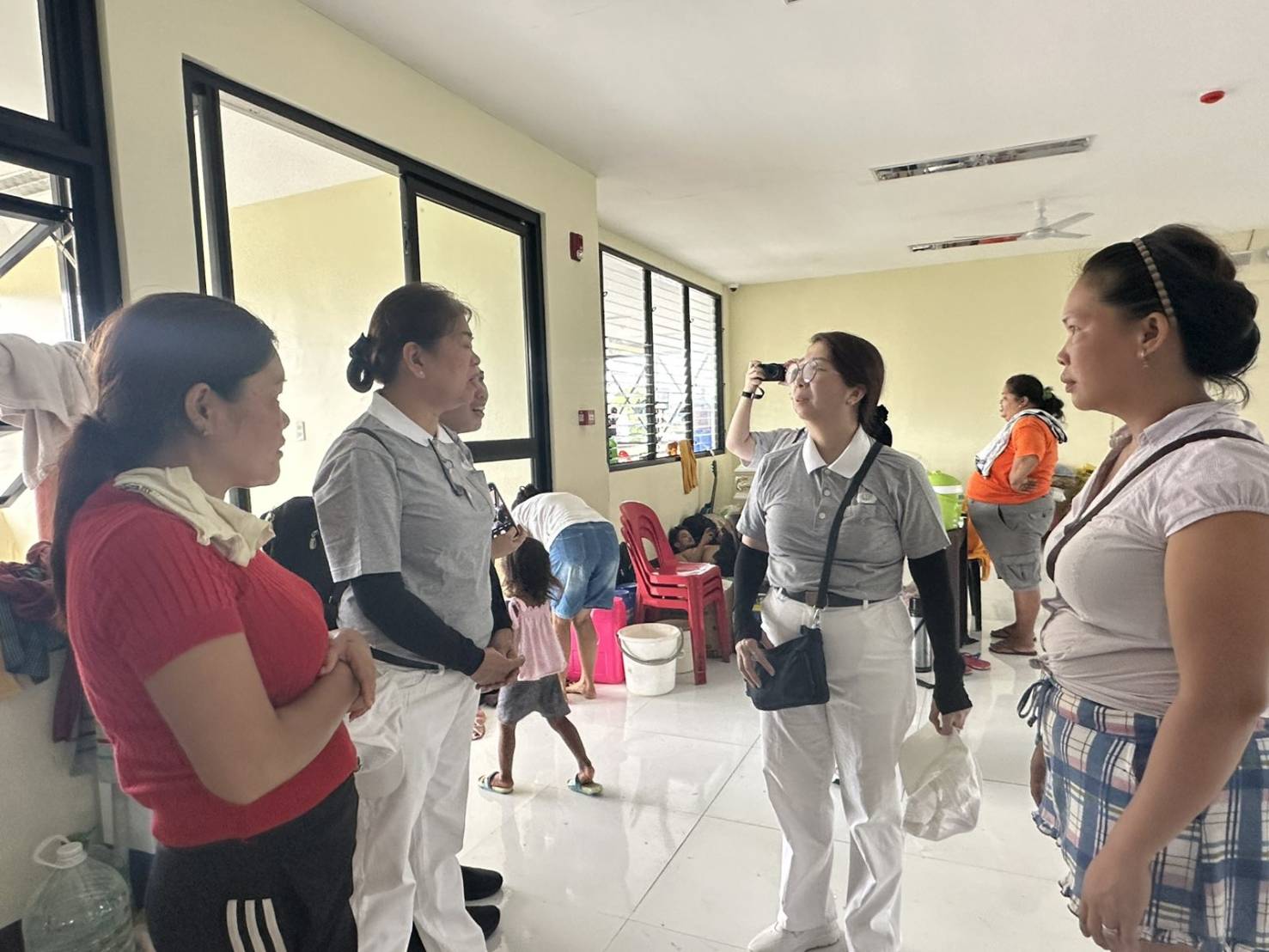 Tzu Chi Bicol volunteers interview evacuees and assess their needs.