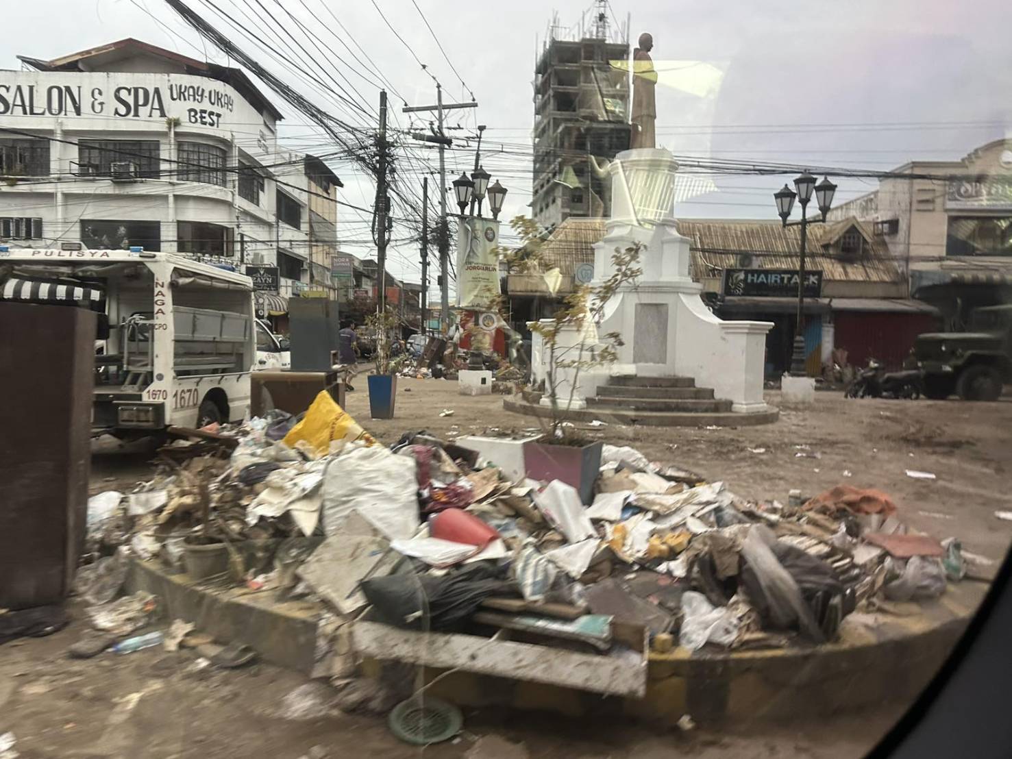 When the flood receded, it left many towns with garbage and mud.