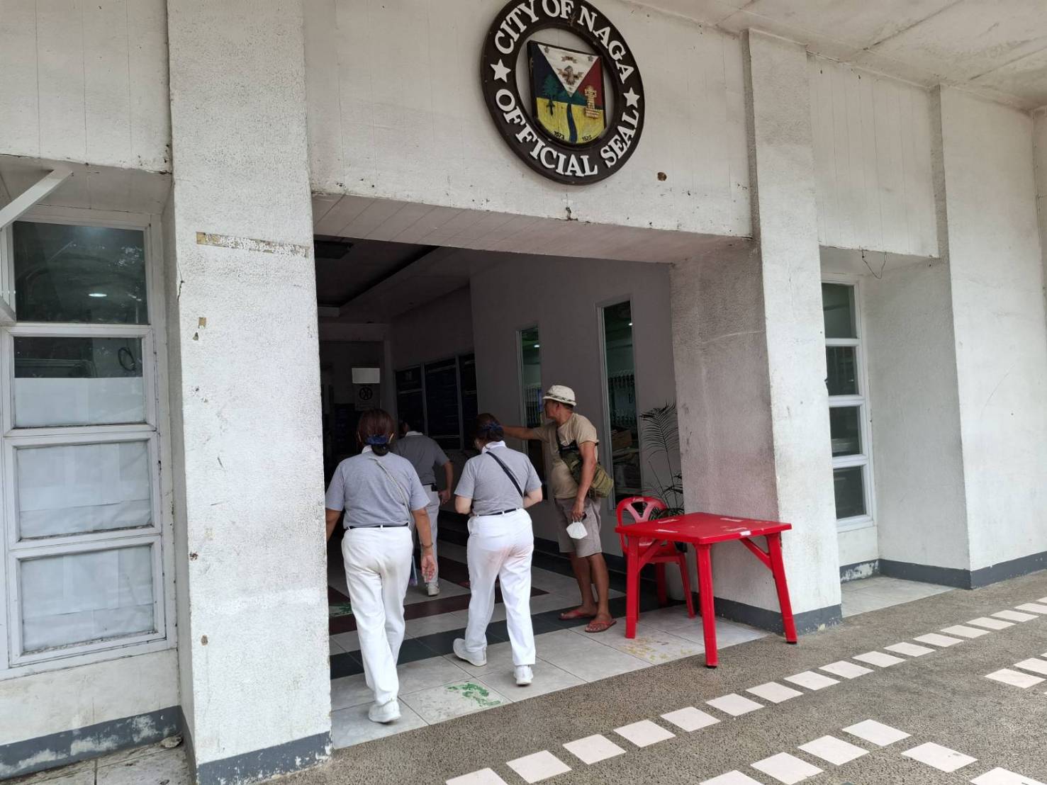 Tzu Chi volunteers visited the Naga City Social Welfare and Development Office to get details on the evacuation and needs of families affected.