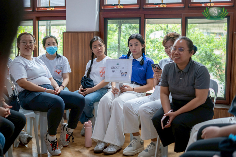 Tzu Chi Youth Alumna Cherrie Rose Ang (in gray) leads a group-sharing activity.