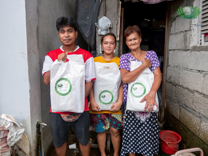 Rone Arpon, who had been seeking shelter in a home shared with four other families, smiles in gratitude as they all receive relief from Tzu Chi.