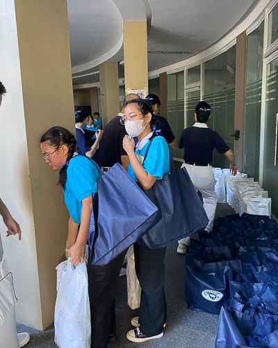 Tzu Chi Pampanga scholars each took home a bag of giveaways prepared by Tzu Chi volunteers. 【Photo by Tzu Chi Pampanga】