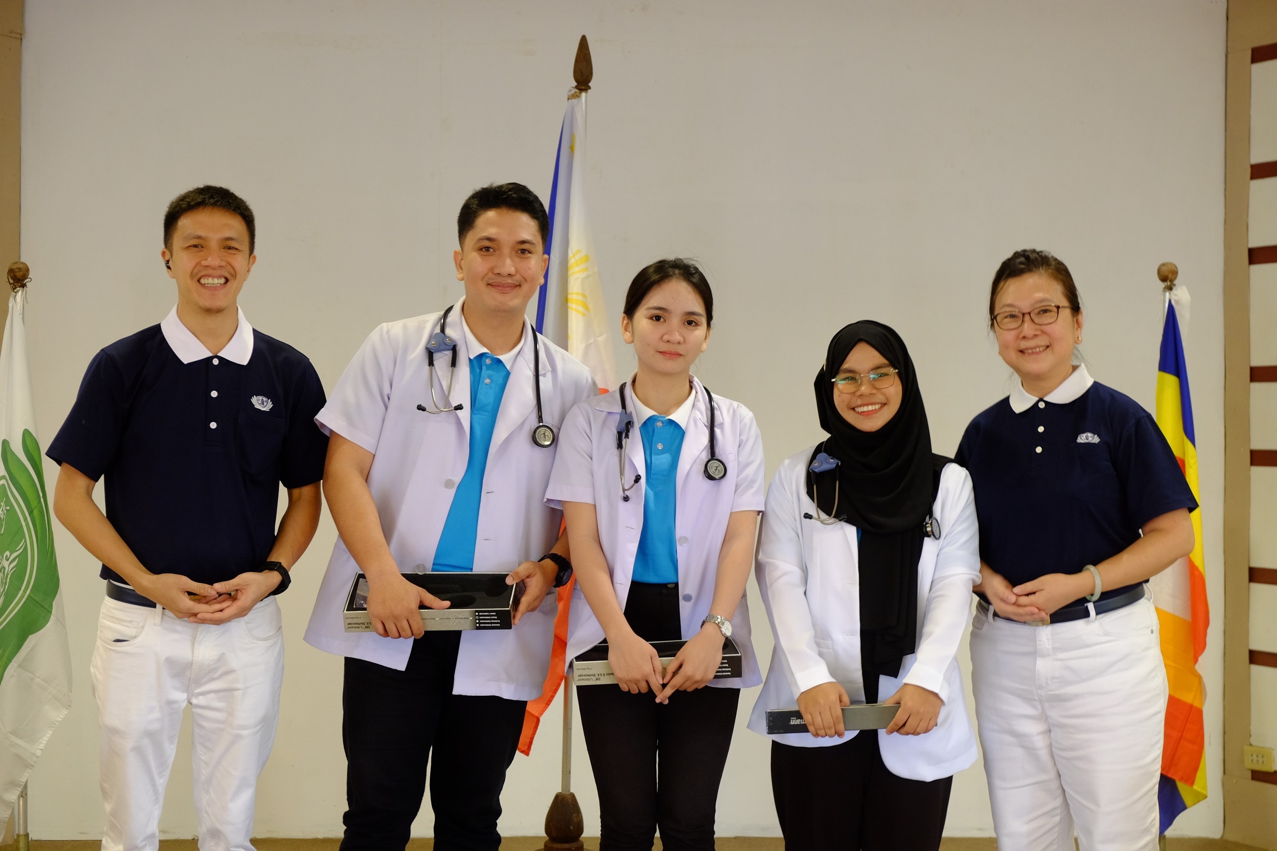 Flanked by Tzu Chi Zamboanga volunteers Harvey Yap (left) and Grace To (right), and fellow scholars Edil-Joshua Perez Ganas and Andrea Bonafe Ibañez (second and third from left), Rizma Kila Uckung-Luy felt a genuine sense of belonging in the Tzu Chi community. “Tzu Chi embraces inclusivity, kindness, and camaraderie across religions. It’s not religion but being human that unites us.”