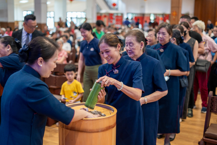 The Year End Blessing Ceremony concludes on an auspicious note with participants donating the contents of their coin banks to Tzu Chi’s various missions. 