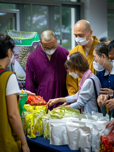 Buddhist monks check out vegetarian goods at the bazaar. 【Photo by Daniel Lazar】
