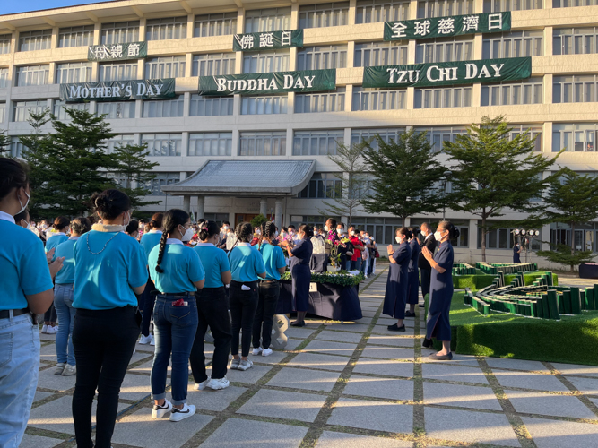 Tzu Chi scholars stand in their assigned places outside Harmony Hall, where large signs herald the three special occasions. 【Photo by Mavi Saldonido】