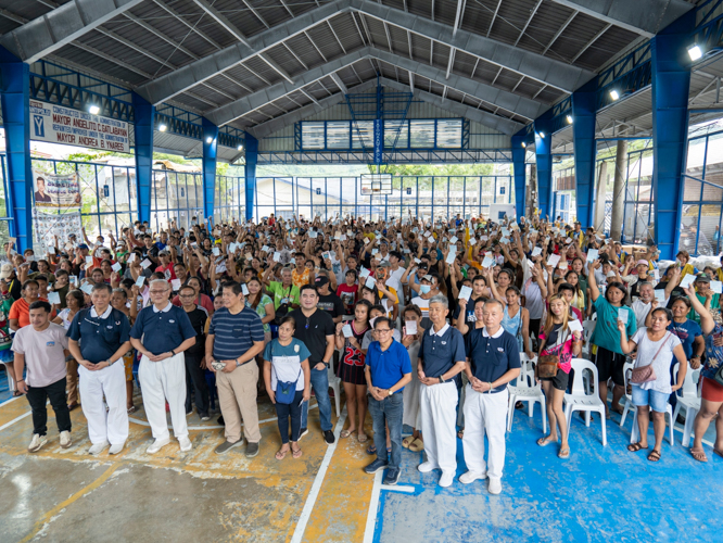 Tzu Chi volunteers, Antipolo’s local leaders, and Typhoon Enteng beneficiaries gather for a group photo at the covered court of Sitio Buhanginan, Barangay San Jose, Antipolo. 