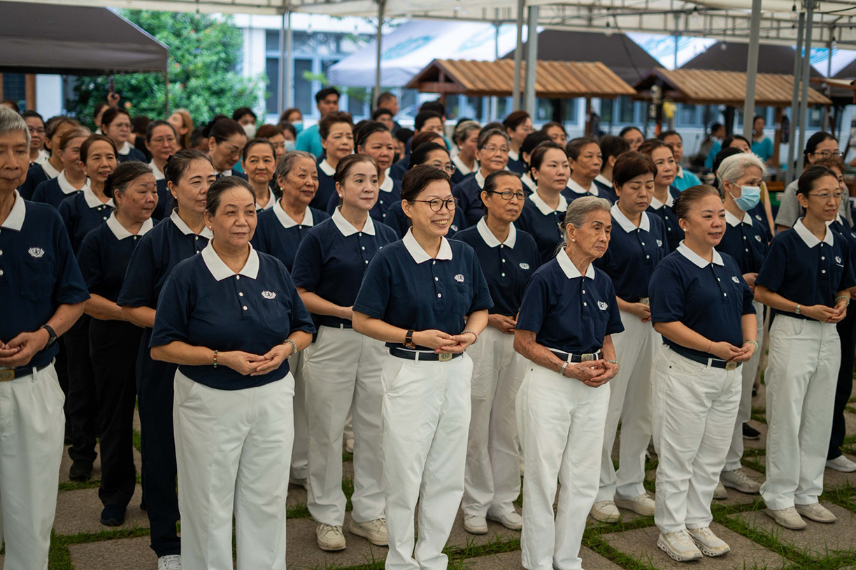 Tzu Chi volunteers and scholars line up outside the Plaza to listen as Tzu Chi Philippines CEO Henry Yuñez officially opens the ceremony with a message of hope.