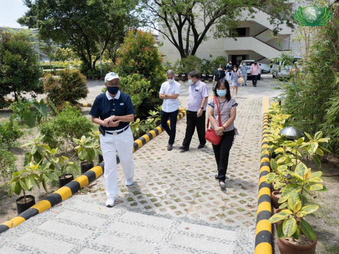 CEO Henry Yuñez leads Angelo King Foundation, Inc. (AKFI) executives on a tour around the Buddhist Tzu Chi Campus (BTCC).【Photo by Kendrick Yacuan】