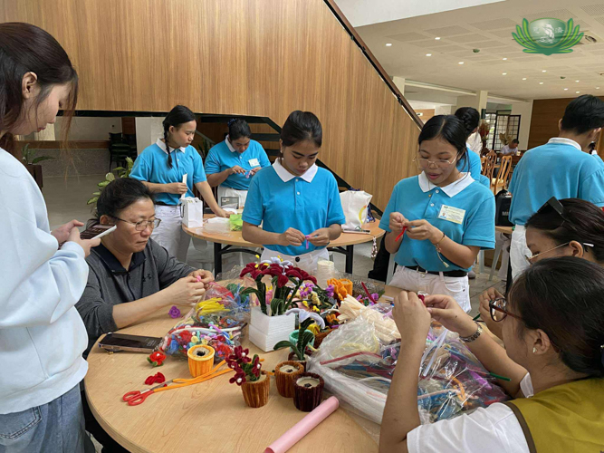 In their first time to participate in Fiesta Verde as exhibitors, scholars handmade all their wares using crochet and fuzzy wire. 