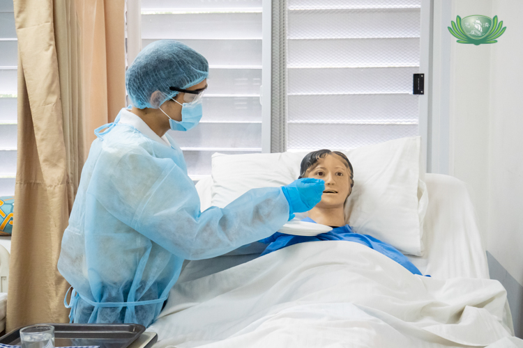 During his caregiving lessons, James Llenos practices what he learned using Tzu Chi’s tools and facilities.