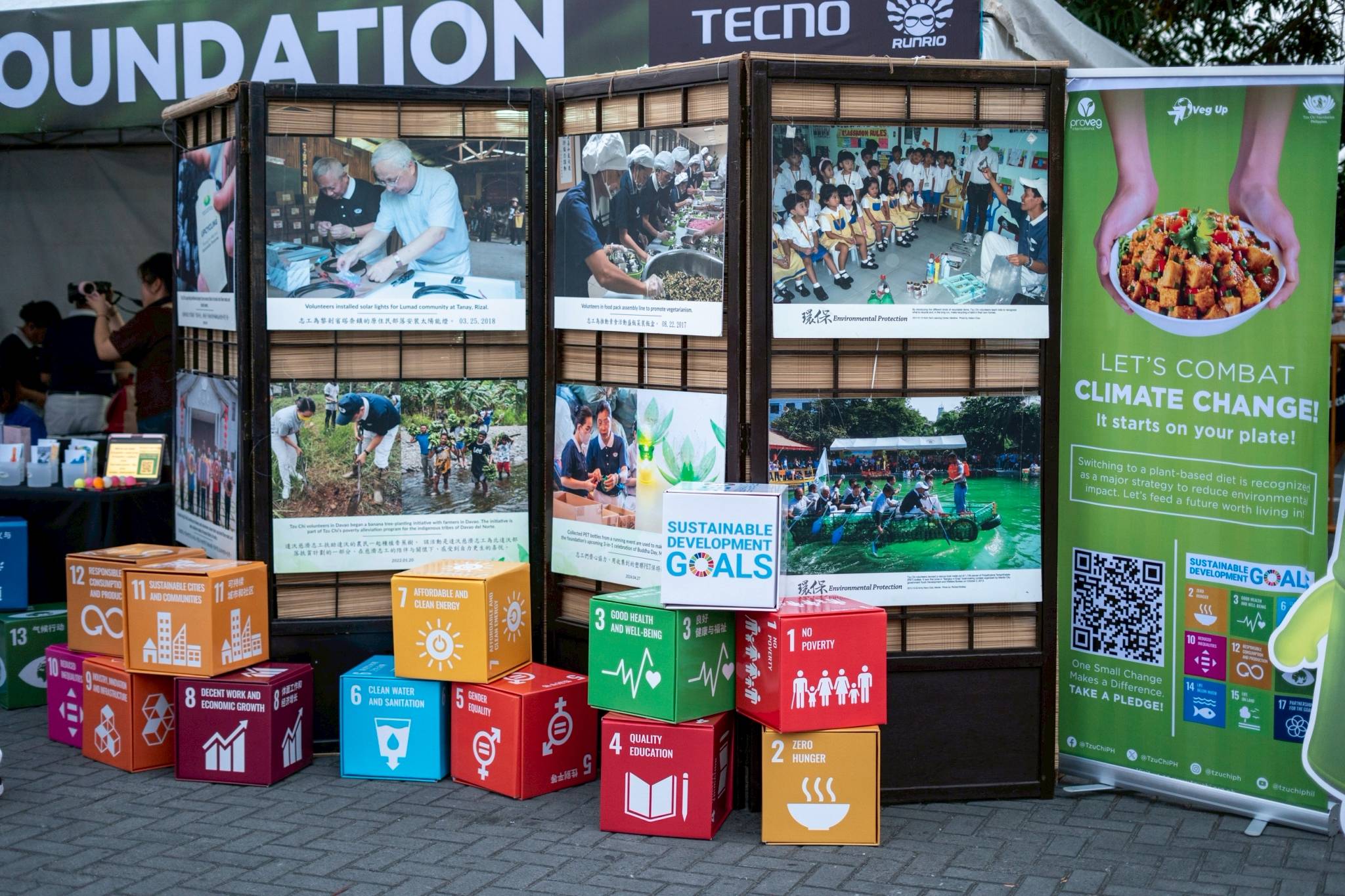 Tzu Chi Foundation’s booth at the race village included a photo exhibit of volunteers’ environmental initiatives through the years, as well as block displays of the United Nations’s 17 Sustainable Development Goals. 
