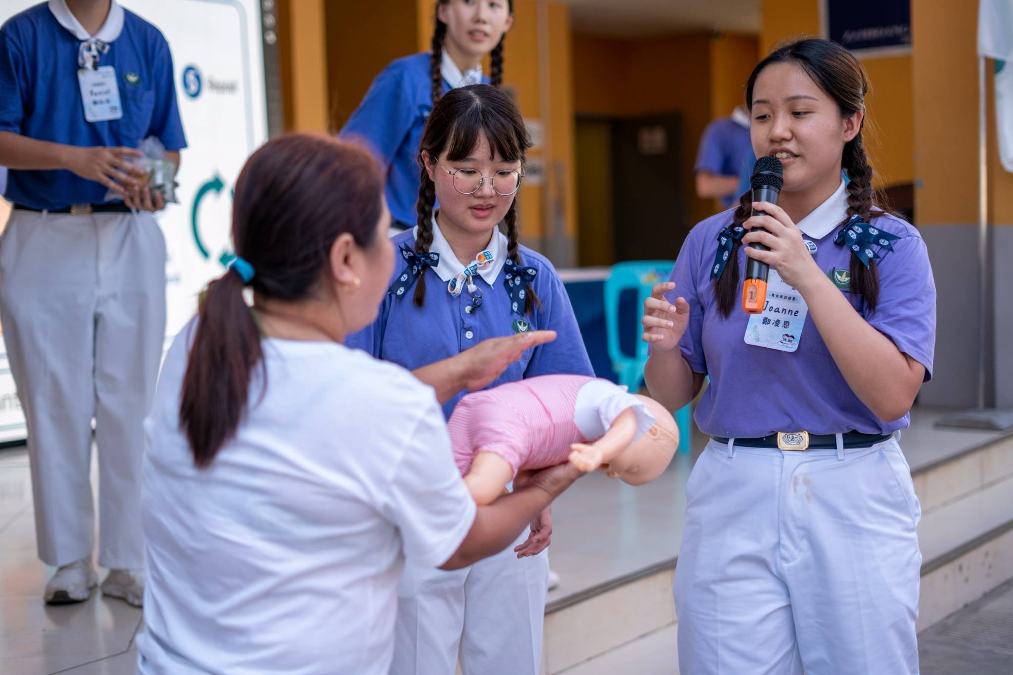 Tzu Chi Youth performs skits and engages patients in informative activities while they wait to enter the venue.