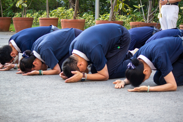 The 3 steps and 1 bow ritual involves taking three small steps forward before performing a full prostration. 【Photo by Matt Serrano】