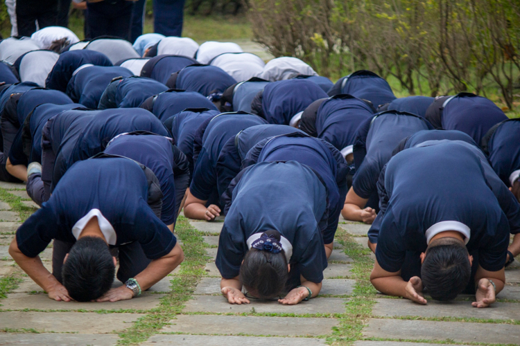 The 3 steps and 1 bow ritual involves taking three small steps forward before performing a full prostration. 【Photo by Matt Serrano】