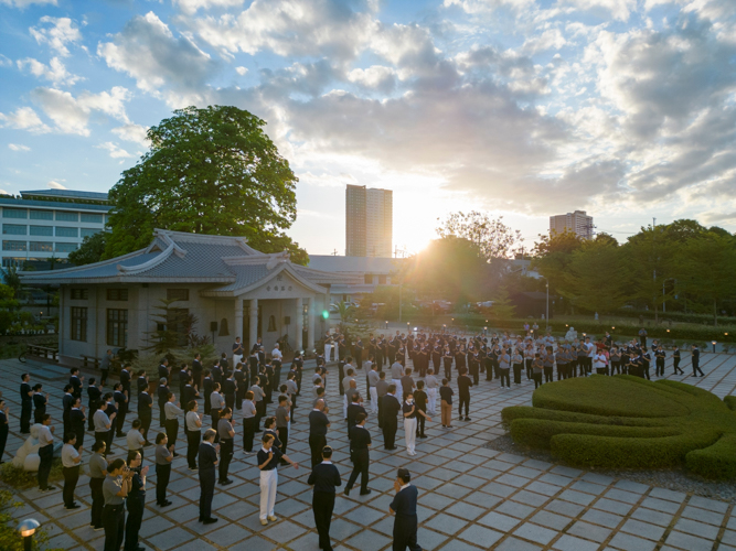 Early morning on May 2, Tzu Chi volunteers gather in front of the Jing Si Abode for the 3 Steps and 1 Bow ceremony to celebrate Tzu Chi’s 58th anniversary and the birthday of founder Dharma Master Cheng Yen. 【Photo by Harold Alzaga】