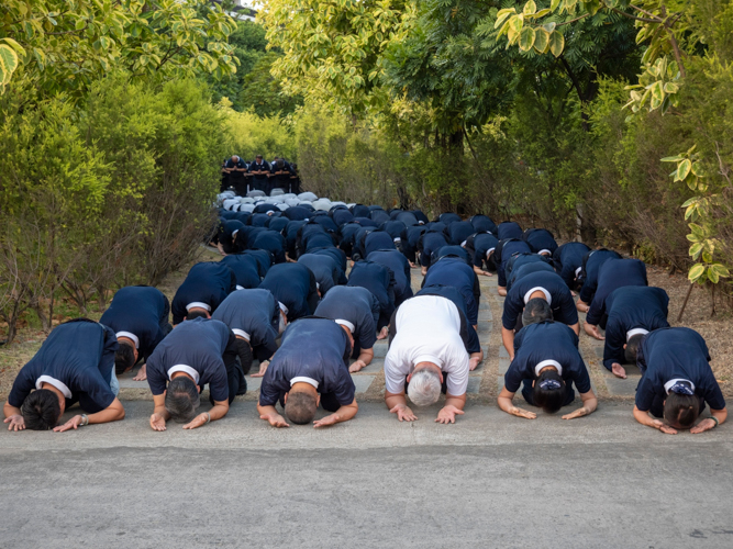 The 3 Steps and 1 Bow ritual entails taking three small steps forward followed by a complete prostration with palms facing upwards, aimed at nurturing humility, faith, and determination. 【Photo by Matt Serrano】