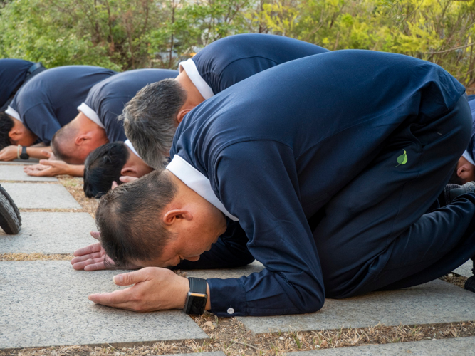 The 3 Steps and 1 Bow ceremony involves full prostration, a practice in Buddhism as well as in many spiritual traditions that fosters reverence and humility. 【Photo by Matt Serrano】