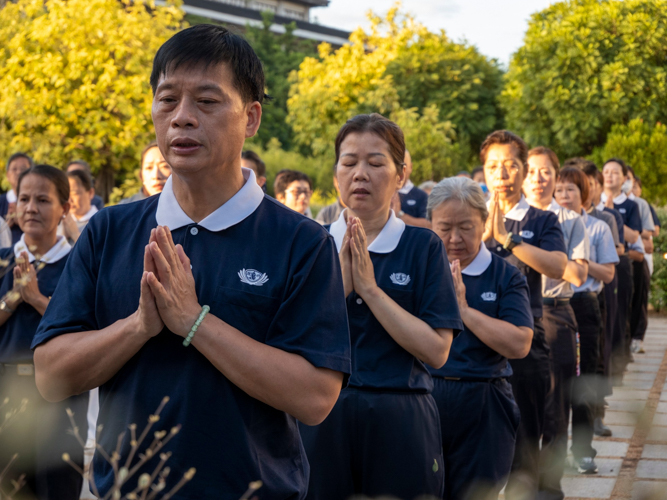 The 3 Steps and 1 Bow ceremony ends with volunteers praying in front of the Jing Si Abode. 【Photo by Matt Serrano】