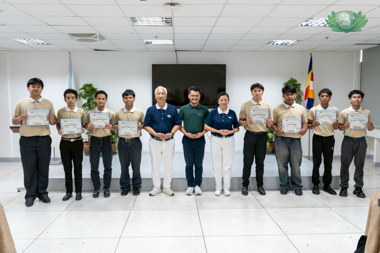 Tzu Chi volunteer James Cheng, Tzu Chi scholar alumnus Johniel Tuando, and Tzu Chi Foundation Philippines Education Committee Head Rosa So (fifth, sixth, and seventh from left) pose with Batch 9 scholars of Tech-Voc’s RAC course. 