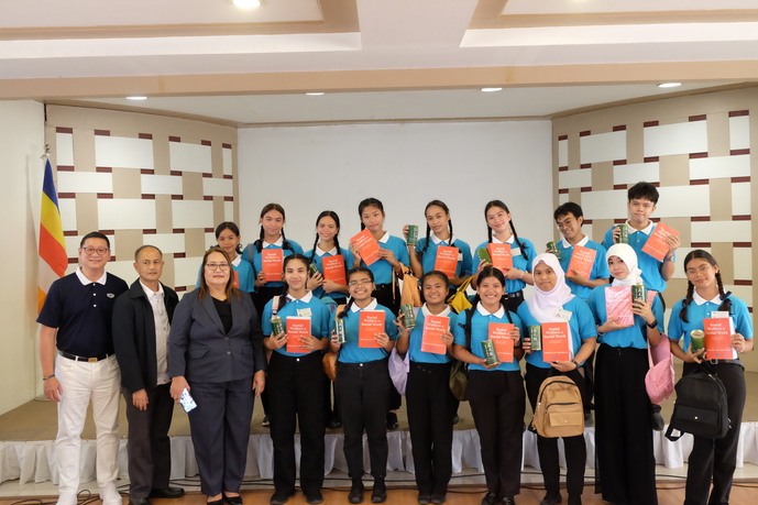 School bags, a Tzu Chi coin bank, and that all-important resource book “Social Welfare and Social Work” by Thelma Lee Mendoza were given to the scholars taking their BS in Social Work at Western Mindanao State University. 