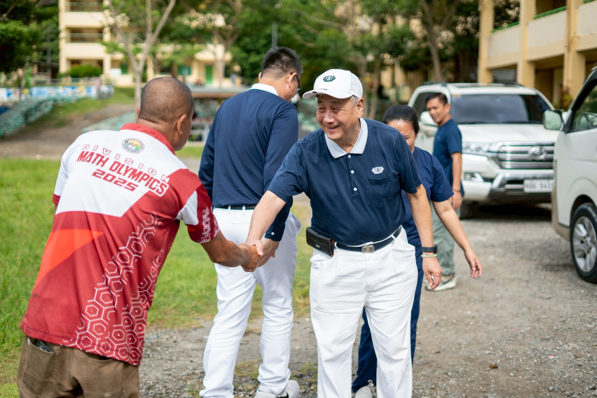 Tzu Chi volunteers, led by the foundation’s CEO Henry Yuñez, receive a warm welcome from Malapatan National High School Principal Maximo Cabanlit.