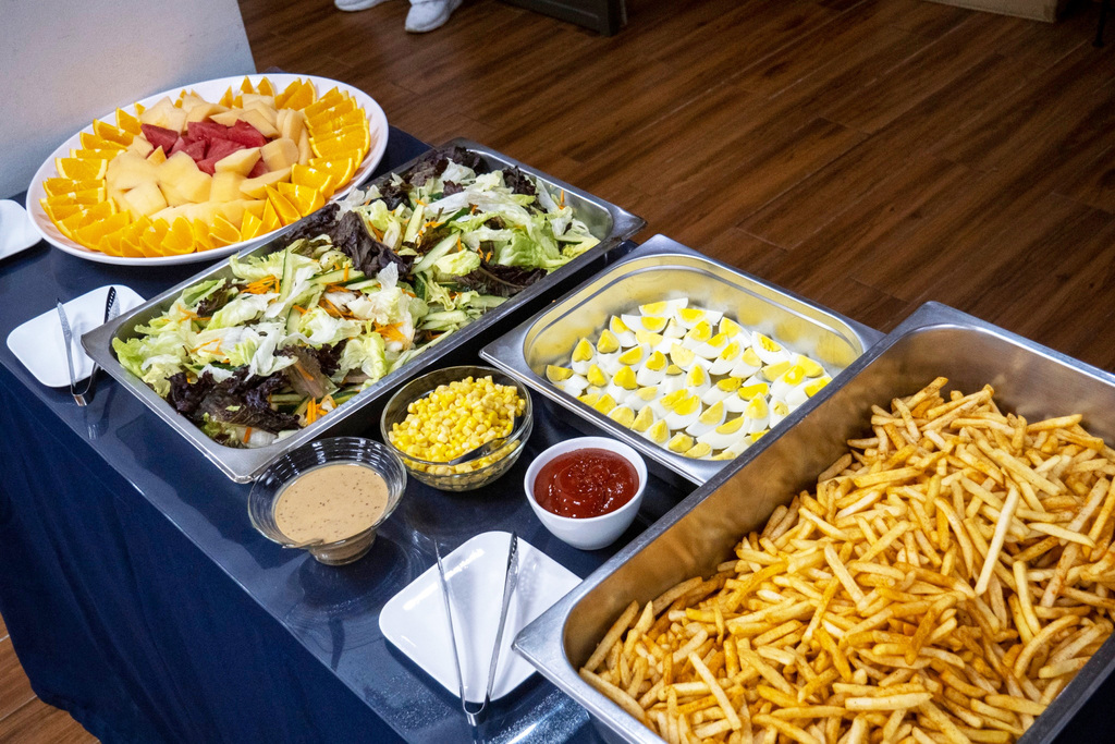 Tzu Chi volunteers prepare delicious vegetarian dishes for the young participants.