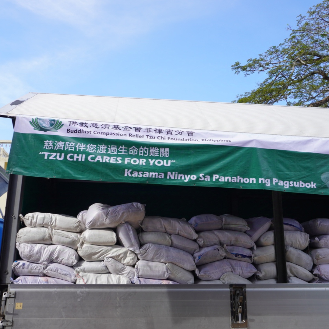 Generous donors like Angelo King Foundation, Inc. allow Tzu Chi volunteers to procure basic necessities for calamity victims. These sacks of rice were distributed to families in barangays Sagrada and Salvacion in the Municipality of Bula, Camarines Sur. 