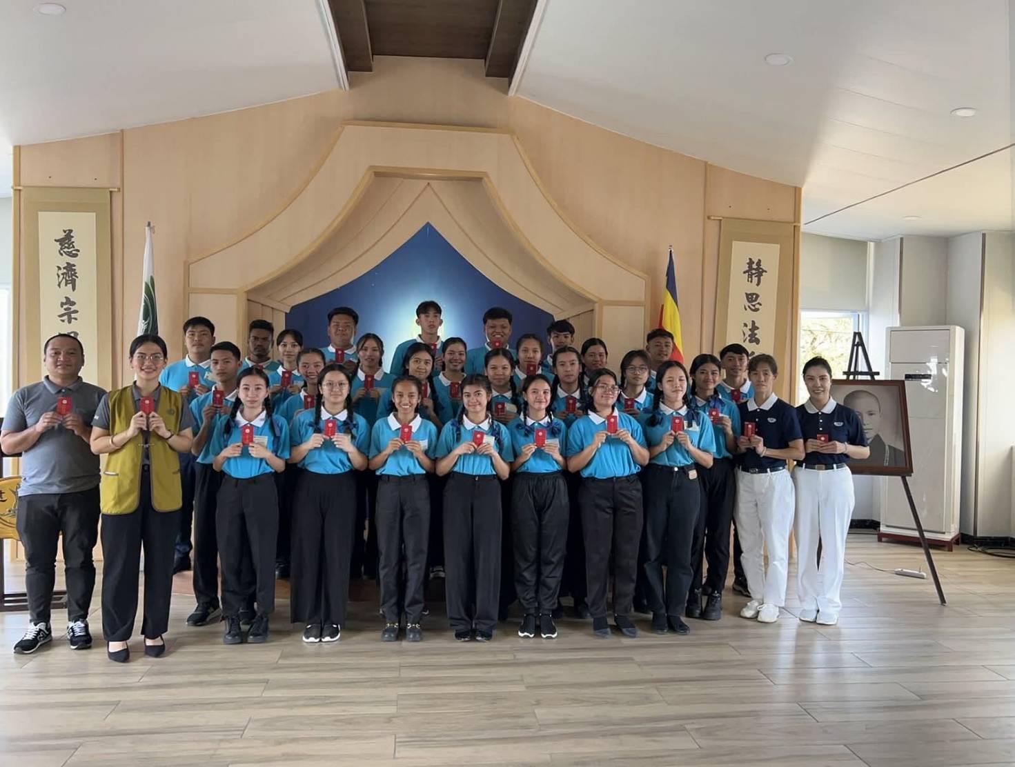 (In vest) With gratitude, raising her angpao from Dharma Master Cheng Yen with Tzu Chi Pampanga scholars, staff, and volunteers