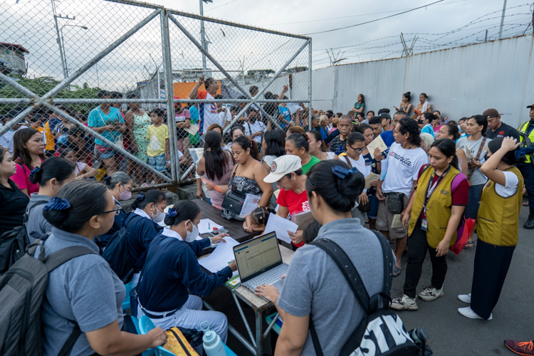 Tzu Chi begins the stub distribution early in the morning to the affected residents in Isla Puting Bato, Barangay 20, Tondo, Manila.