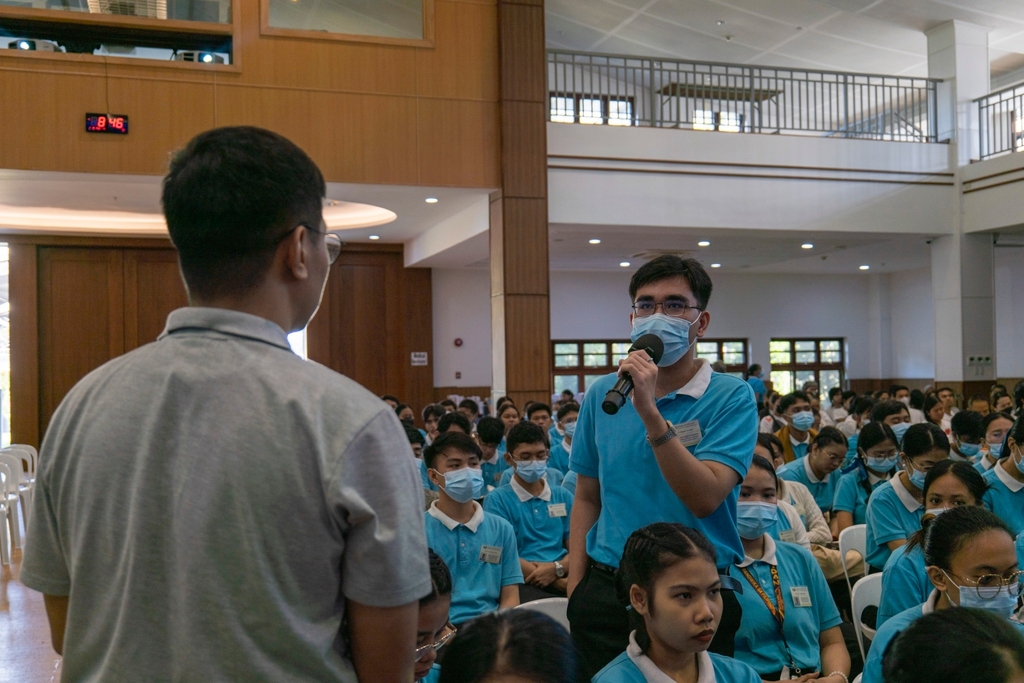 Tzu Chi scholars and parents among the medical assistance beneficiaries expressed their sentiments on filial piety or respect for parents and elders. 