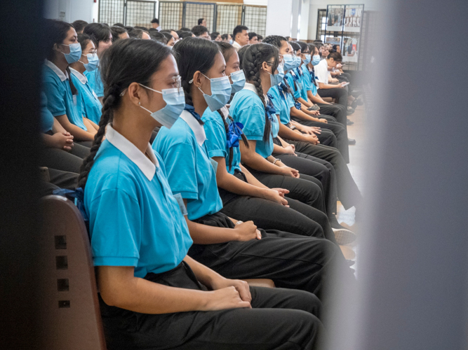 Embodying mindfulness and discipline, Tzu Chi scholars demonstrate proper sitting posture during the ceremony, a testament to the foundation’s holistic approach to education through its etiquette lessons.