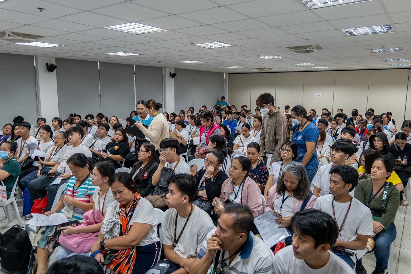 Even with the bad and unforgiving weather, hundreds of scholars attended Tzu Chi’s panel interview on August 30. 