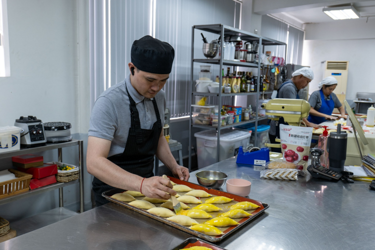 Tzu Chi’s kitchen and bakery volunteers prepare delicious vegetarian treats for the honorary members’ get-together.