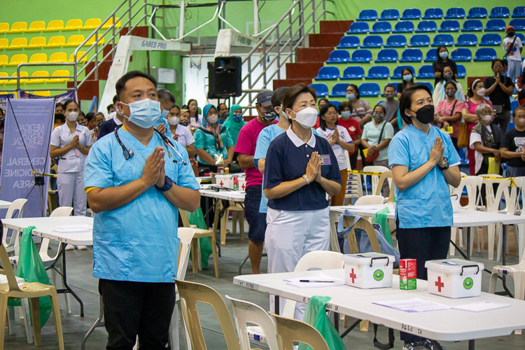 Tzu Chi volunteer doctors pray before the start of the medical mission. 【Photo by Marella Saldonido】