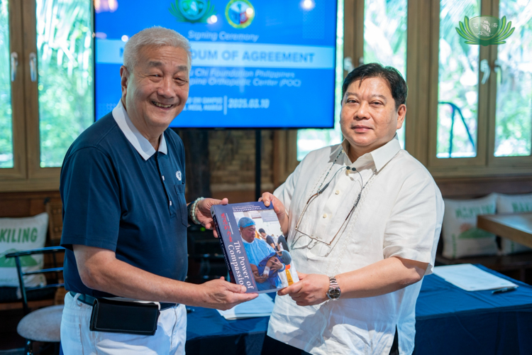 Tzu Chi Philippines CEO Henry Yuñez (left) presents Philippines Orthopedic Center Medical Center Chief II Dr. Jose Brittanio Pujalte Jr. with a copy of “The Power of Compassion,” a book compiling Tzu Chi’s achievements in the last five years leading up to its 30th year in the Philippines.