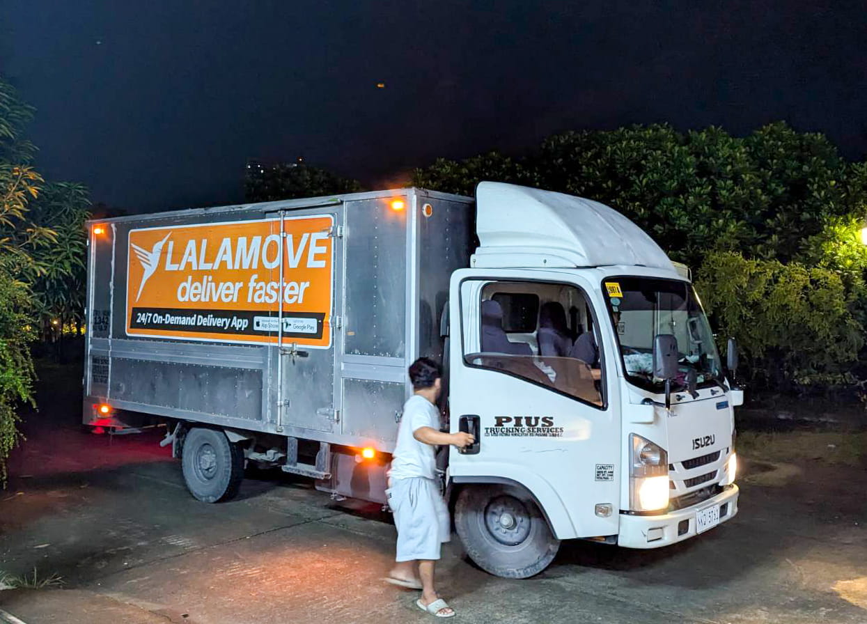 In partnership with on-demand delivery platform Lalamove, Tzu Chi Foundation transferred relief supplies from the Buddhist Tzu Chi Campus in Sta. Mesa, Manila to Sto. Tomas, Pampanga, reflecting the community’s shared effort to bring aid to families affected by the floods.