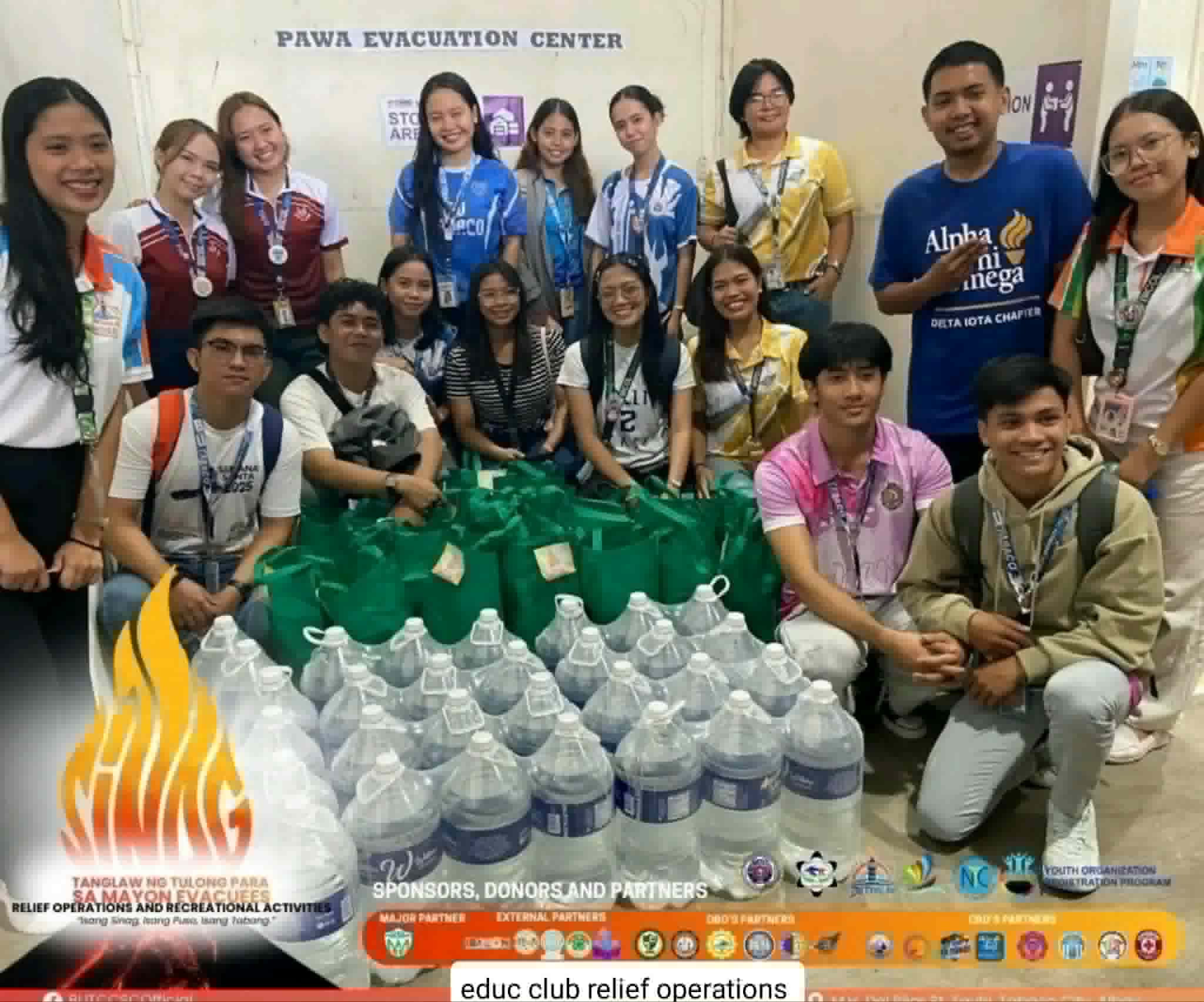 The Bicol-based Education Club turns over relief goods to evacuees of Mayon Volcano’s eruption / Photo courtesy of Jazeel Ibay.