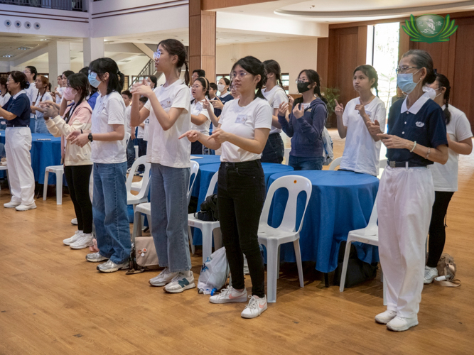 Participants learn how to interpret Tzu Chi songs in sign language.