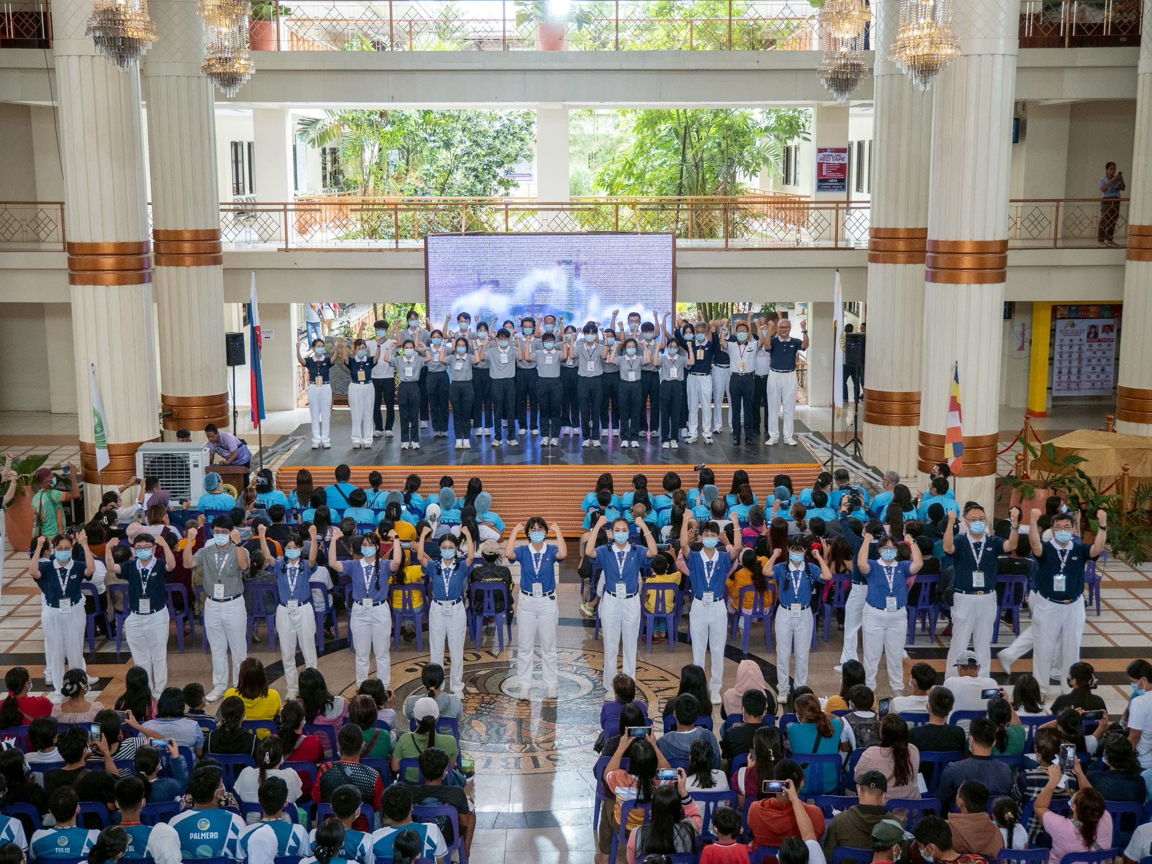 Visiting Tzu Chi Youth and students from Tzu Chi University in Taiwan perform a song in sign language for medical mission patients. 