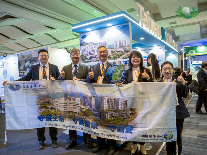 Hualien Tzu Chi Hospital’s representatives give the thumbs-up sign as they display their banner.