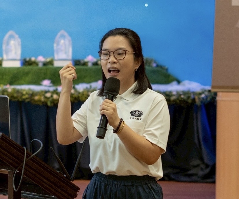 Tzu Chi International Medical Association volunteer doctor Johanna Wileen Go gives an informative talk on diabetes mellitus, a growing health problem in the Philippines. 