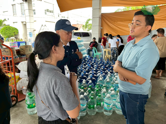 In their data-gathering efforts, Tzu Chi volunteers speak to Neil Lumongsod (right) of the Municipal Social Welfare and Development Office.