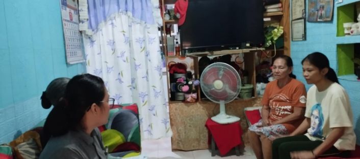 During a home visitation, Tzu Chi volunteers (left) learned about the respective health concerns of Erlinda Malto and Daneca Pera.