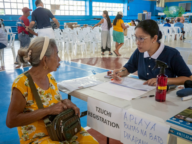 Registration began early, with Tzu Chi volunteers patiently assisting each beneficiary.
