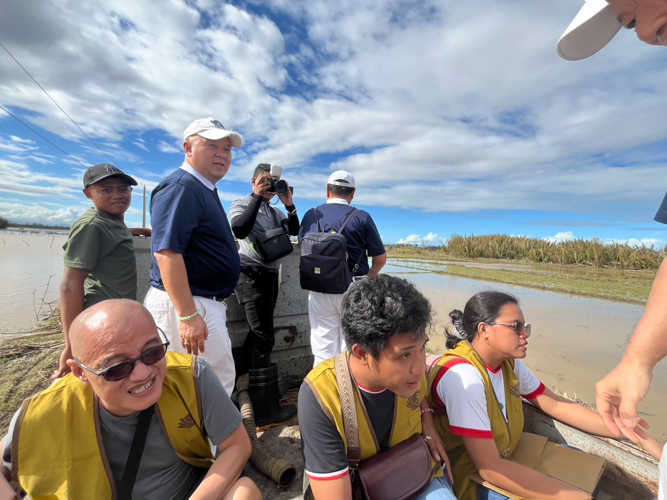 On November 20, Tzu Chi volunteers and staff began their ocular visits to different areas of Aparri to assess the needs of families affected by the typhoon, starting with Bisagu. During their travels, roads remained flooded, and they needed a truck to get to the affected areas. 