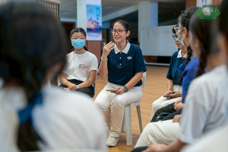 Before she was directress of Tzu Chi Great Love Preschool Philippines, Jane Sy was a member of Tzu Chi Youth. Here, she begins an intimate group-sharing session by asking each participant why they joined the camp.
