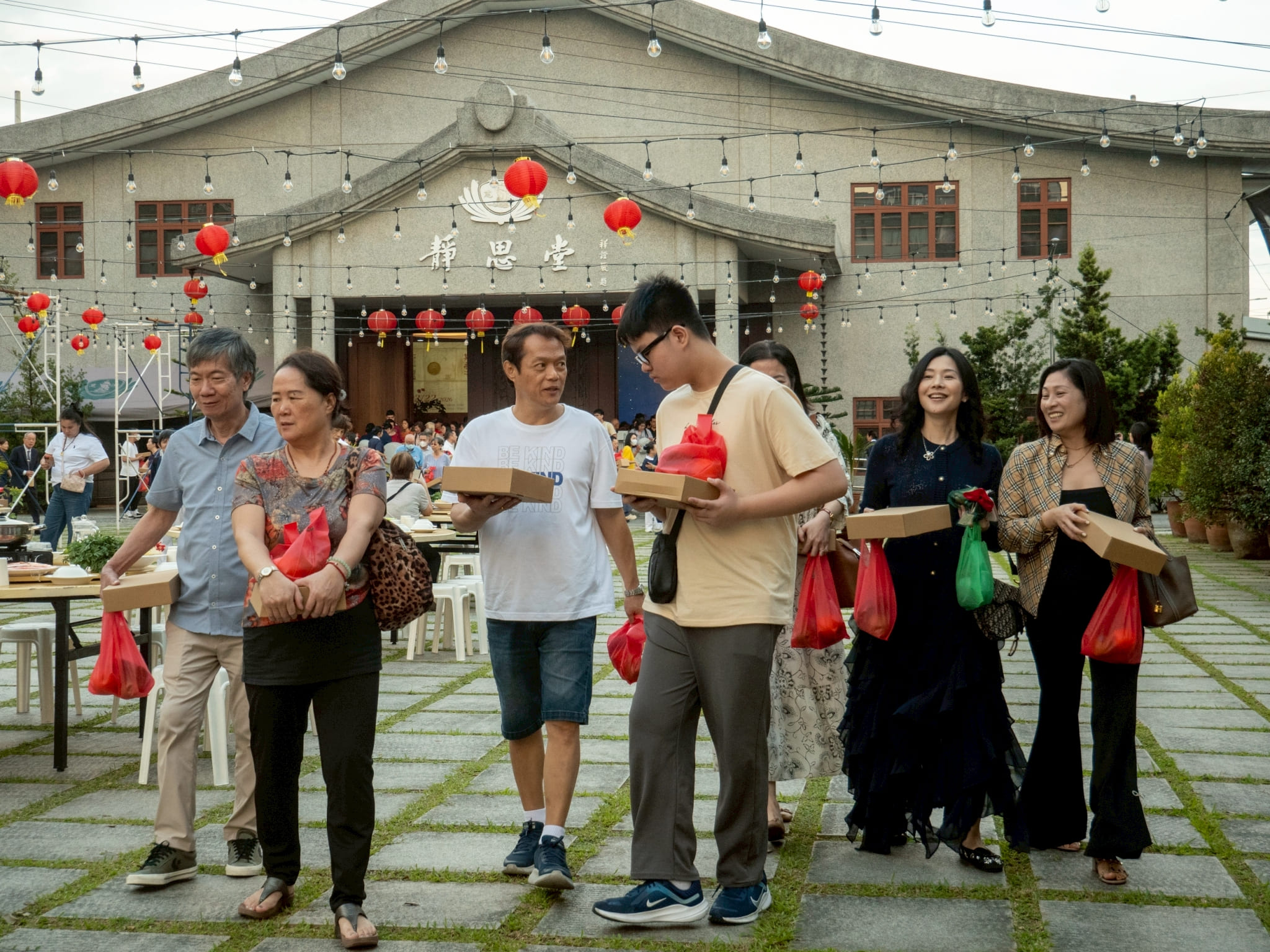 After the Year End Blessing’s afternoon program, families headed to the plaza for a delicious outdoor hot pot dinner. 